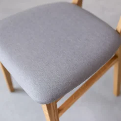 Chaise de salle à manger en bois massif de chêne Nova, revêtement en tissu Gris Nordique/Beige – Lot de 2 ou 4 chaises - NordicStory