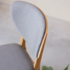 Chaise de salle à manger en bois massif de chêne Nova, revêtement en tissu Gris Nordique/Beige – Lot de 2 ou 4 chaises - NordicStory