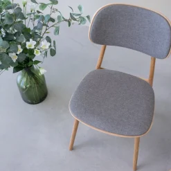 Chaise de salle à manger en bois massif de chêne Varde, revêtement en tissu Gris Nordique/Beige – Lot de 2 ou 4 chaises - NordicStory
