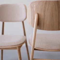 Chaise de salle à manger en bois massif de chêne Varde, revêtement en tissu Gris Nordique/Beige – Lot de 2 ou 4 chaises - NordicStory