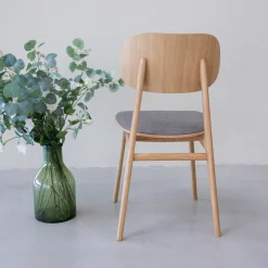 Chaise de salle à manger en bois massif de chêne Varde, revêtement en tissu Gris Nordique/Beige – Lot de 2 ou 4 chaises - NordicStory