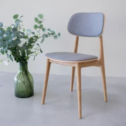 Chaise de salle à manger en bois massif de chêne Varde, revêtement en tissu Gris Nordique/Beige – Lot de 2 ou 4 chaises - NordicStory