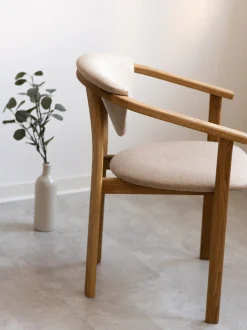 Chaise de salle à manger en bois massif de chêne Alexis, revêtement en tissu Beige – Lot de 2 ou 4 chaises - NordicStory