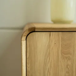 Commode en bois massif de chêne Alina – NordicStory