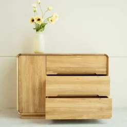 Commode en bois massif de chêne Alina – NordicStory