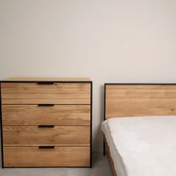Commode en bois massif de chêne Runa – NordicStory