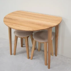 Lot de 2 ou 4 tabourets en bois massif de chêne Diana, avec siège rembourré. - NordicStory