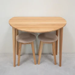 Lot de 2 ou 4 tabourets en bois massif de chêne Diana, avec siège rembourré. - NordicStory